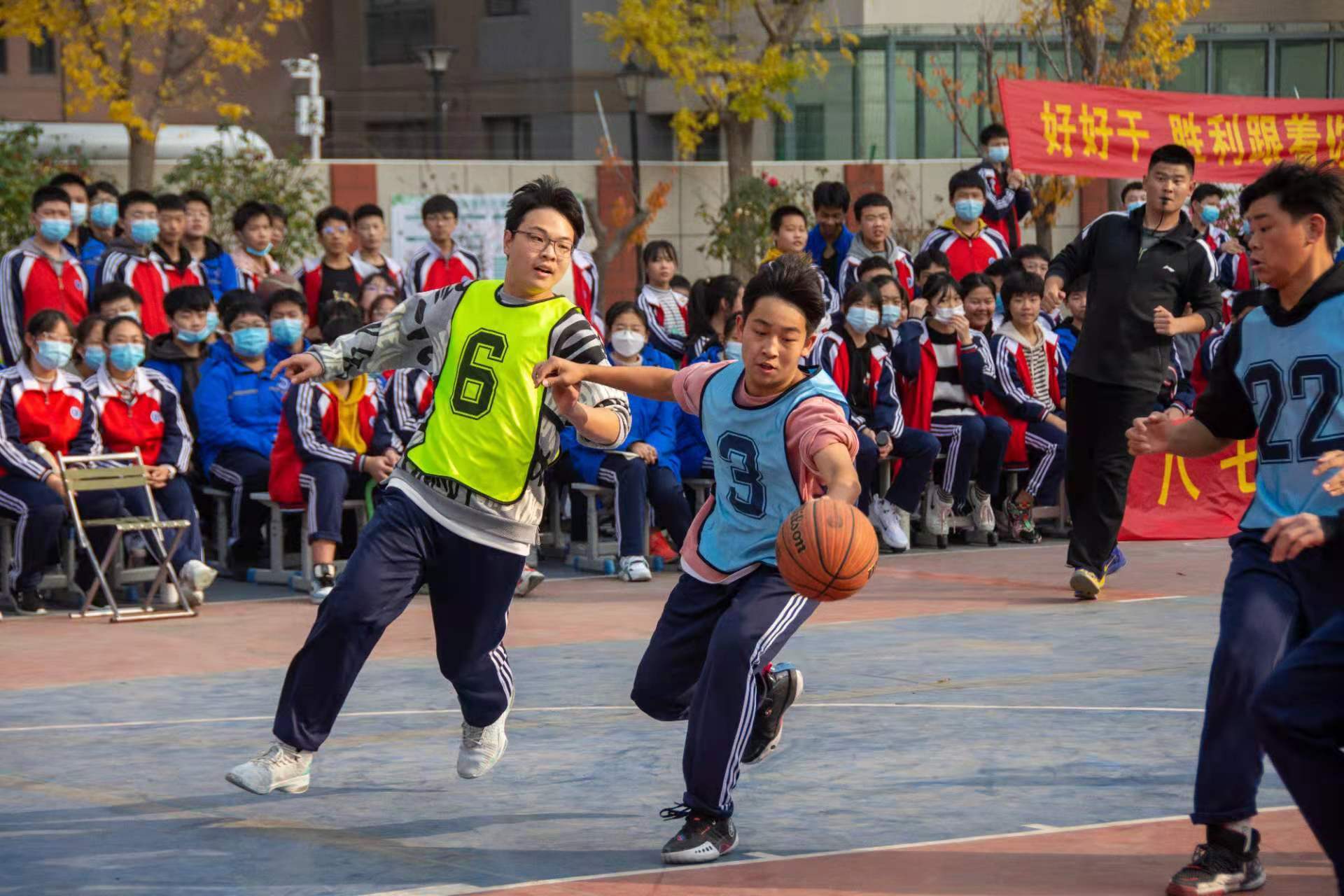 运动员拼尽全力，跨国团队竞技激情四射